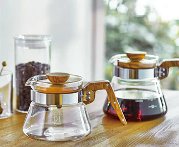 Showing a Hario server with coffee and an empty one.